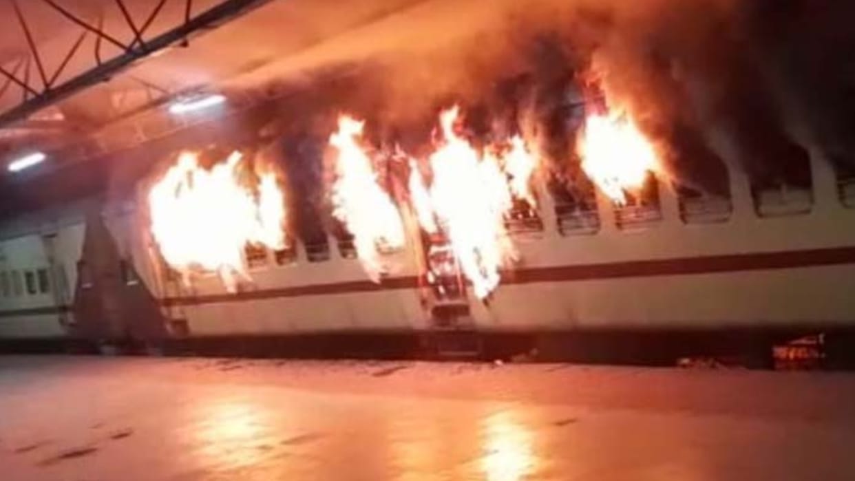 Fire Broke Out In Passenger Train At Ujjain Railway Station MP News In Hindi