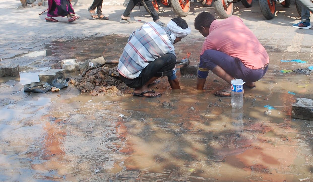 Hathras: Digging roads by laying pipeline, did not get it corrected