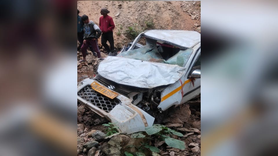 Pithoragarh Accident news: Car Fell into ditch on Jauljibi Jhulaghat road two people died