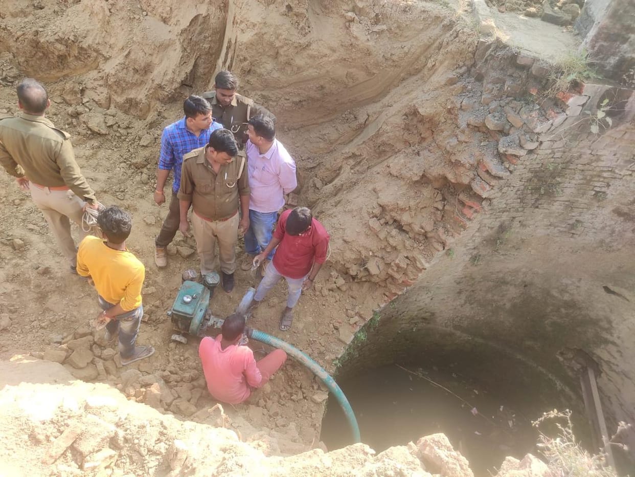 tractor fell into 30 feet deep well in jaunpur due to one mistake rescue operation Continue