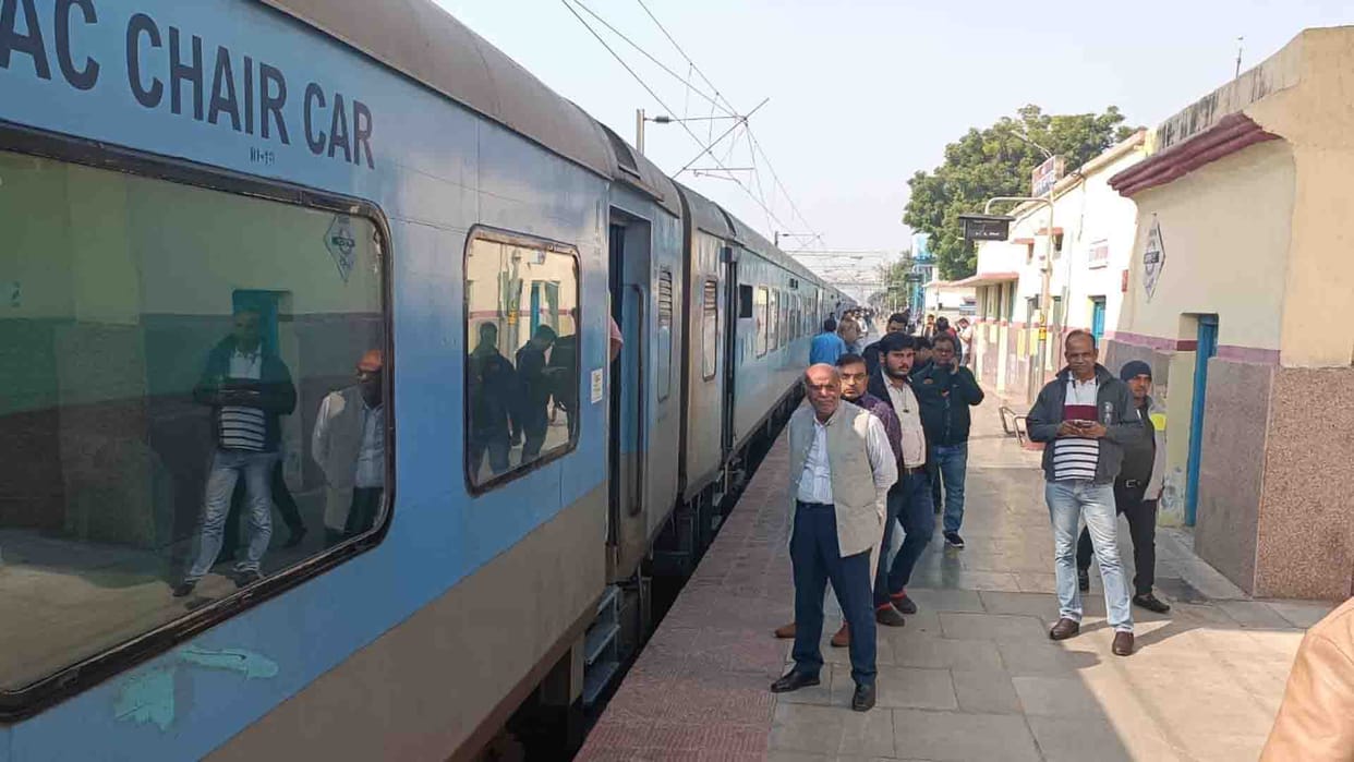 Auraiya: There was a technical fault in the goods train, many trains including Shatabdi remained standing
