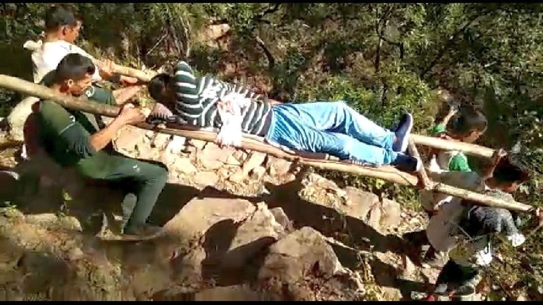 Pithoragarh: villagers walked 20 km on bad roads to admit patient in hospital