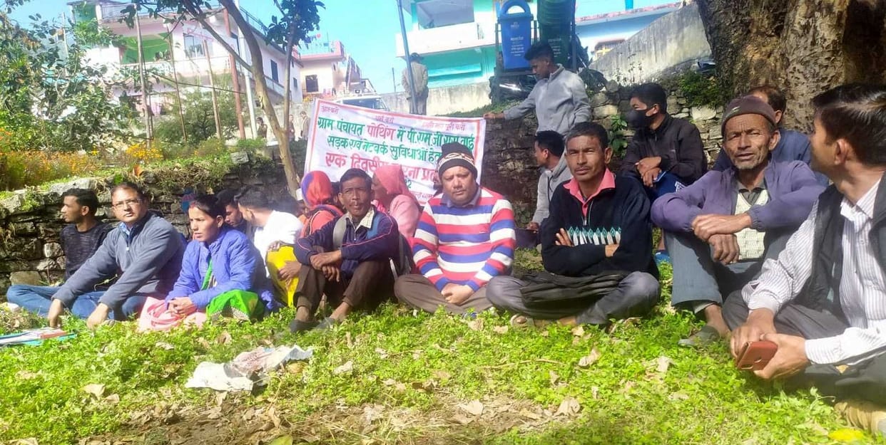 Dharna at tehsil headquarters for road, communication service