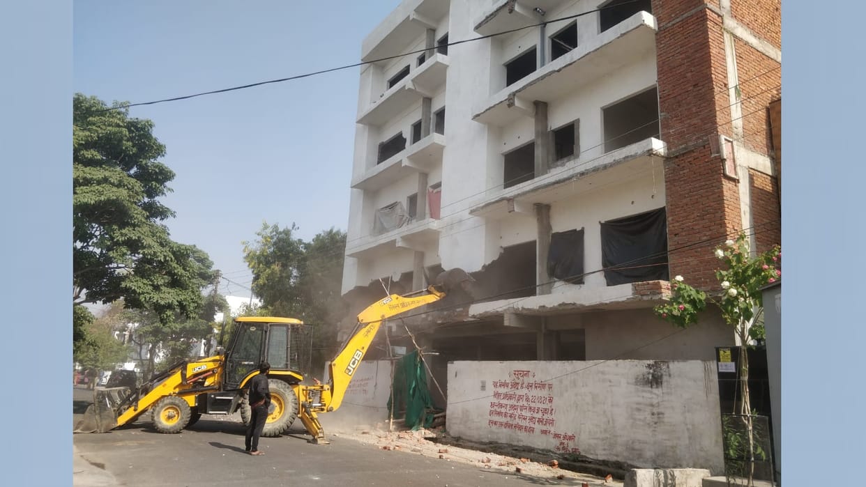 Five storey building buldozed in mahanagar Thana khestra.