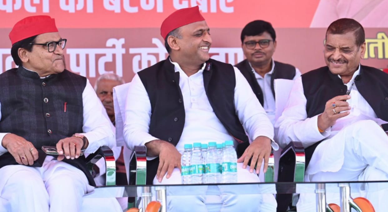Ramgopal is supporting Shivpal's words, distances starting from the stage and ending on the stage itself