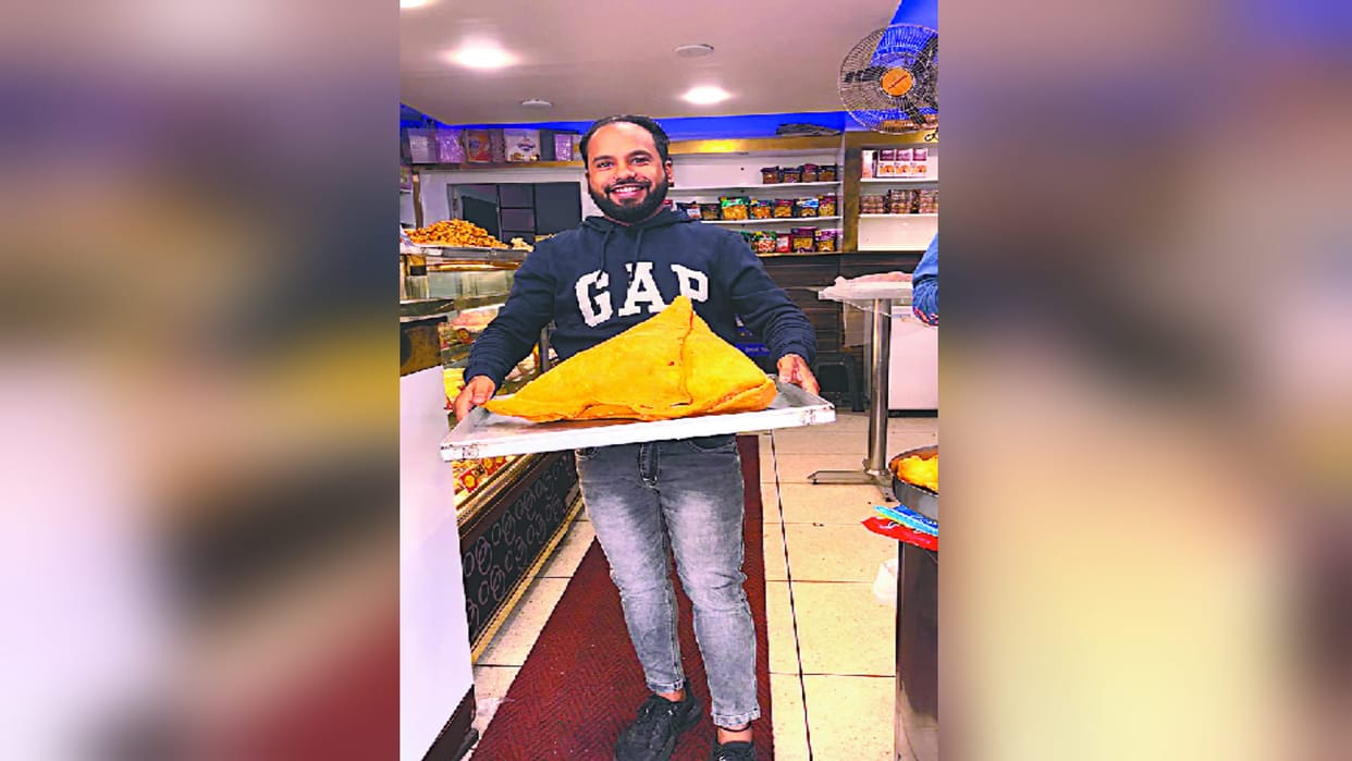 Meerut: person who eats 10 kg Mahabahubali Samosa will get a reward of Rs seventy one thousand in Meerut