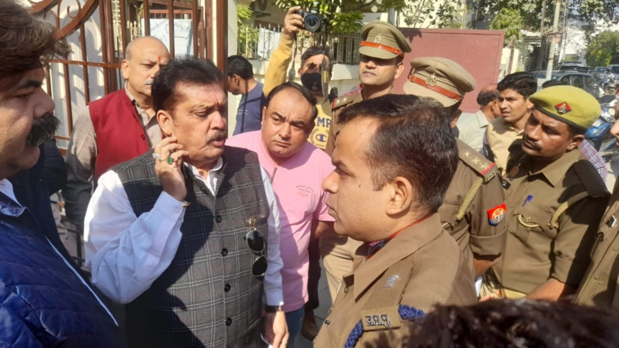 Meerut: Miscreants rob businessman house by making security guard hostage