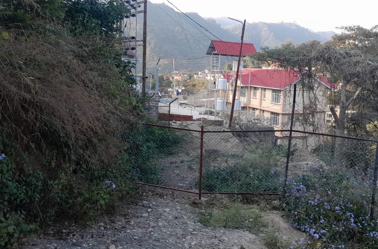 If the fencing was not removed from the private land, the pregnant woman was forced to sit on a chair and taken home one and a half km