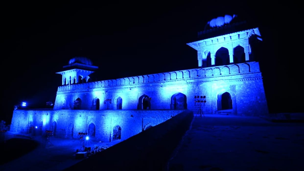 Mandu's Rani Roopmati palace turned blue for the first time, know the reason