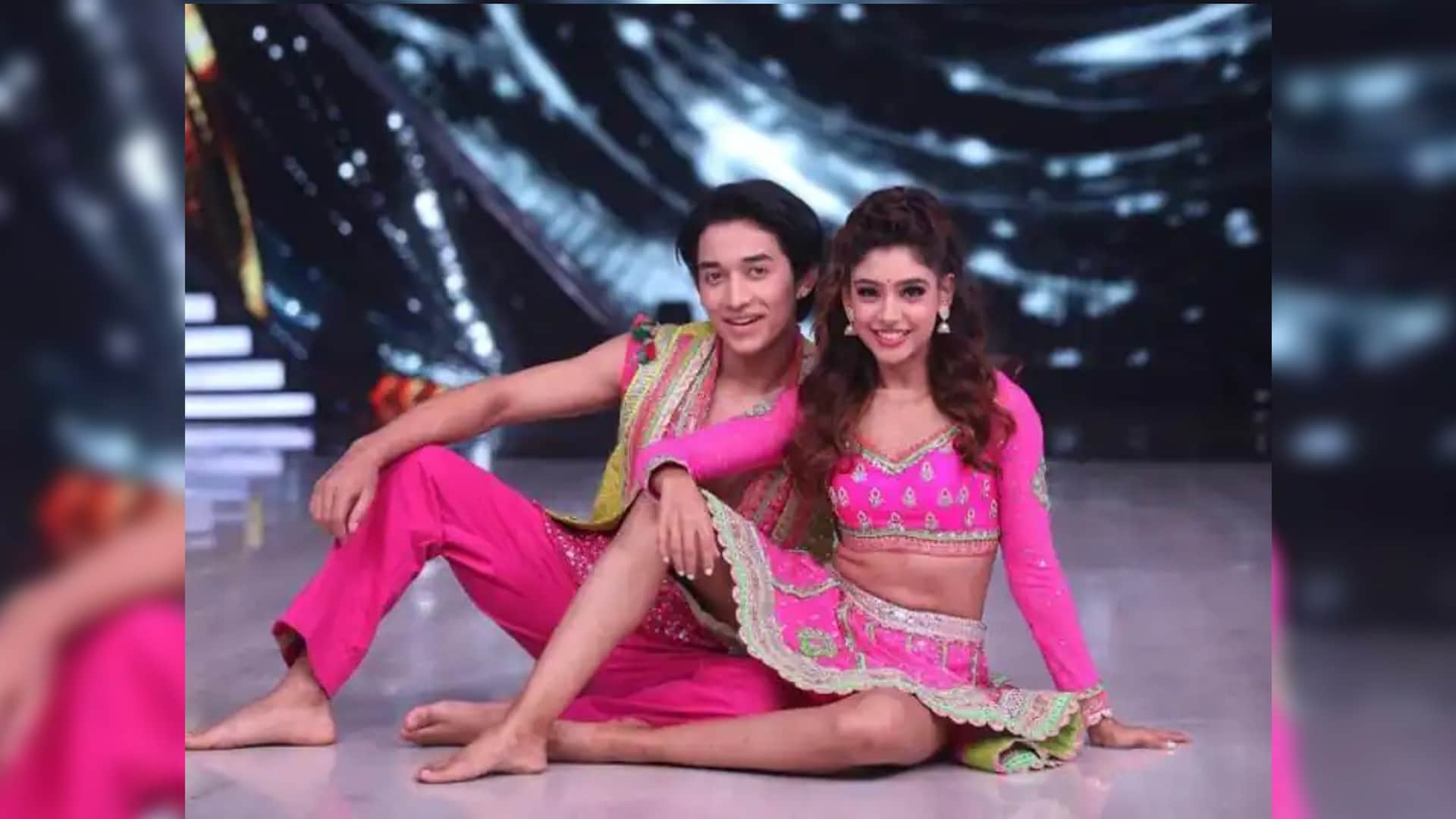 jhalak Dikhhla Jaa 10 Nia Sharma and Niti Taylor Double Elimination Before Finale Fans Angry News in Hindi