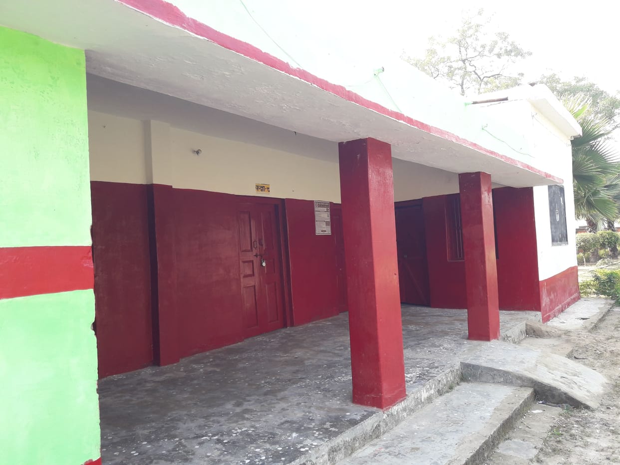 Locked in the school, teacher absent, studies stopped