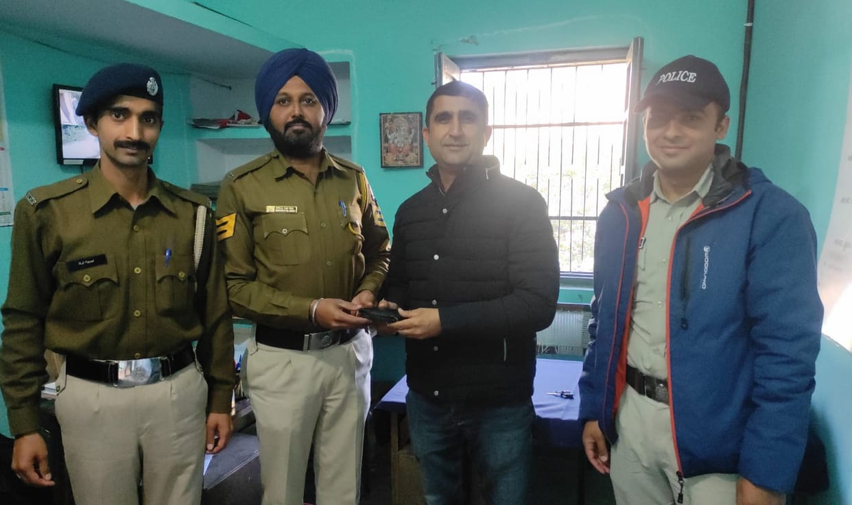 Railway police returned wallet