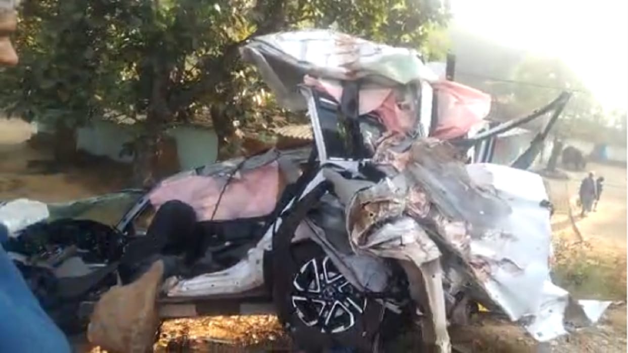 two sbi employees killed after car collided with tree in chhattisgarh jashpur