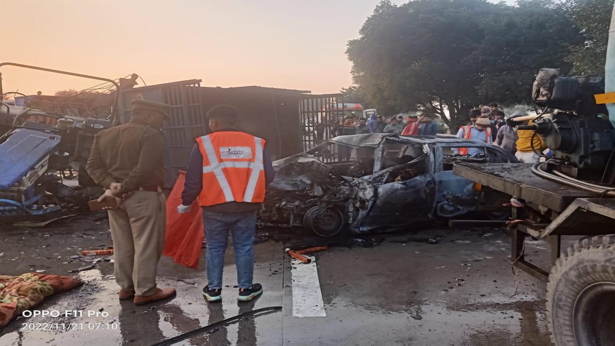 road accident on Yamuna Expressway in Mathura, car collided with crashed tractor