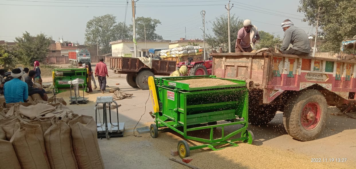 Banda: 17 percent discount in moisture, not taking paddy at more than five percent