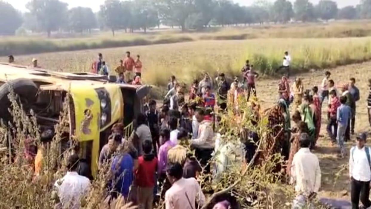 Uncontrolled bus overturned in Rewa more than 12 people injured condition of three critical