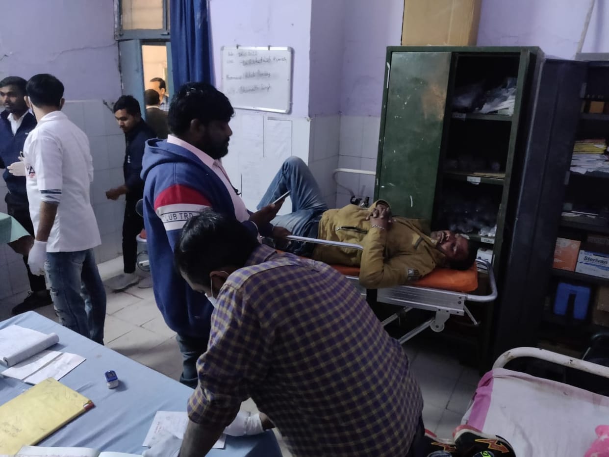 road accident in bhadohi xylo car of Pilgrims collided with divider who going to Vindhyachal