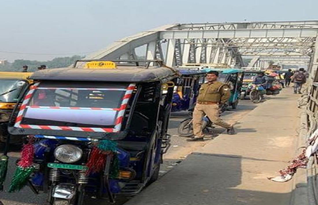 e-rickshaw driver jumps into Ganga varanasi Rajghat bridge in varanasi divers engaged in search