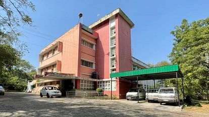 Bhopal News: नापतौल विभाग के कर्मचारी के फोन से सेवानिवृत्त अधिकारी लाइसेंसी को दे रहा नोटिस भेजने की धमकी भोपाल नापतौल विभाग का मुख्यालय