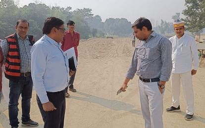 डुमरियागंज के औरातल में सड़क निर्माण कार्य का निरीक्षण करते सीडीओ जयेंद्र कुमार। विज्ञप्ति