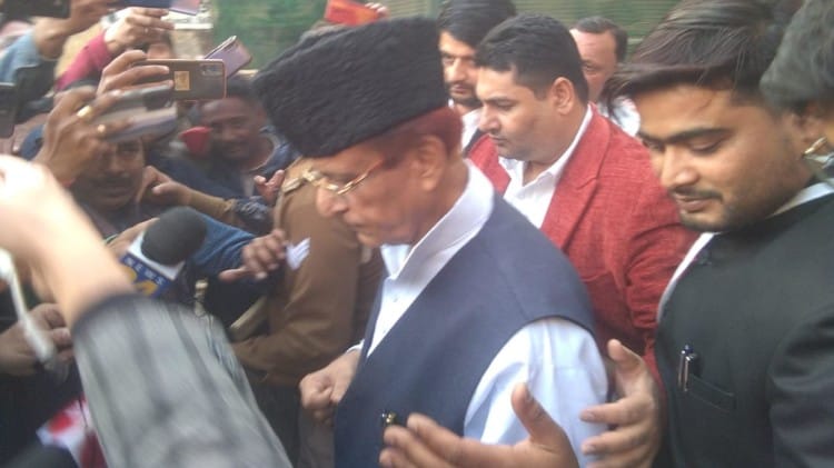 कोर्ट से बाहर आते आजम खां
