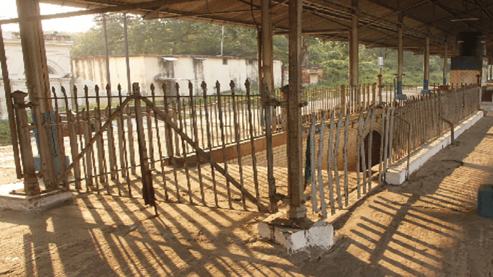 lack of passenger amenities at the 100-year-old heritage station Agra City