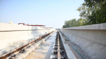 एलिवेटिड मेट्रो स्टेशन के लिए बिछाया जा रहा ट्रैक