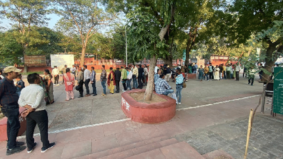 Not only Taj Mahal tickets queues for golf carts too agra news