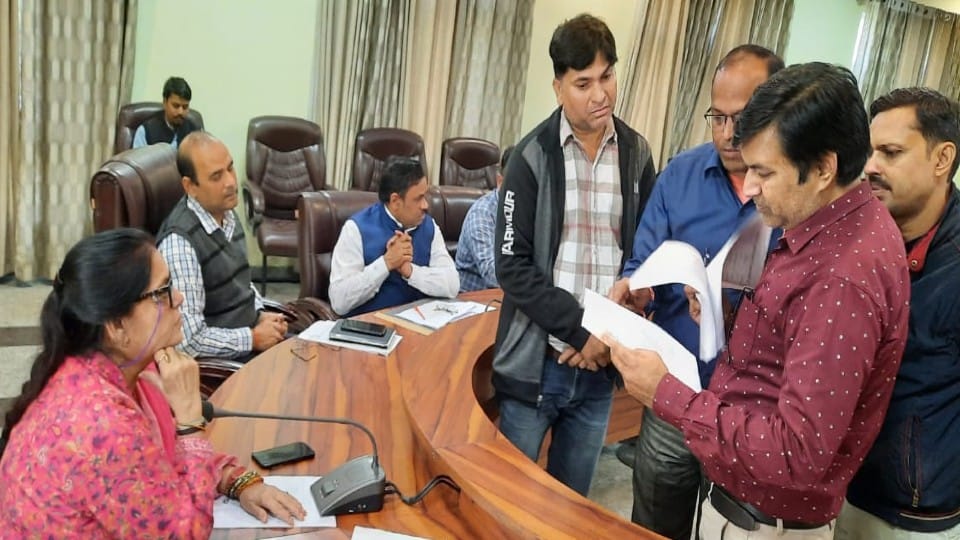 Member Of State Child Rights Protection Commission reprimanded the officers in Agra