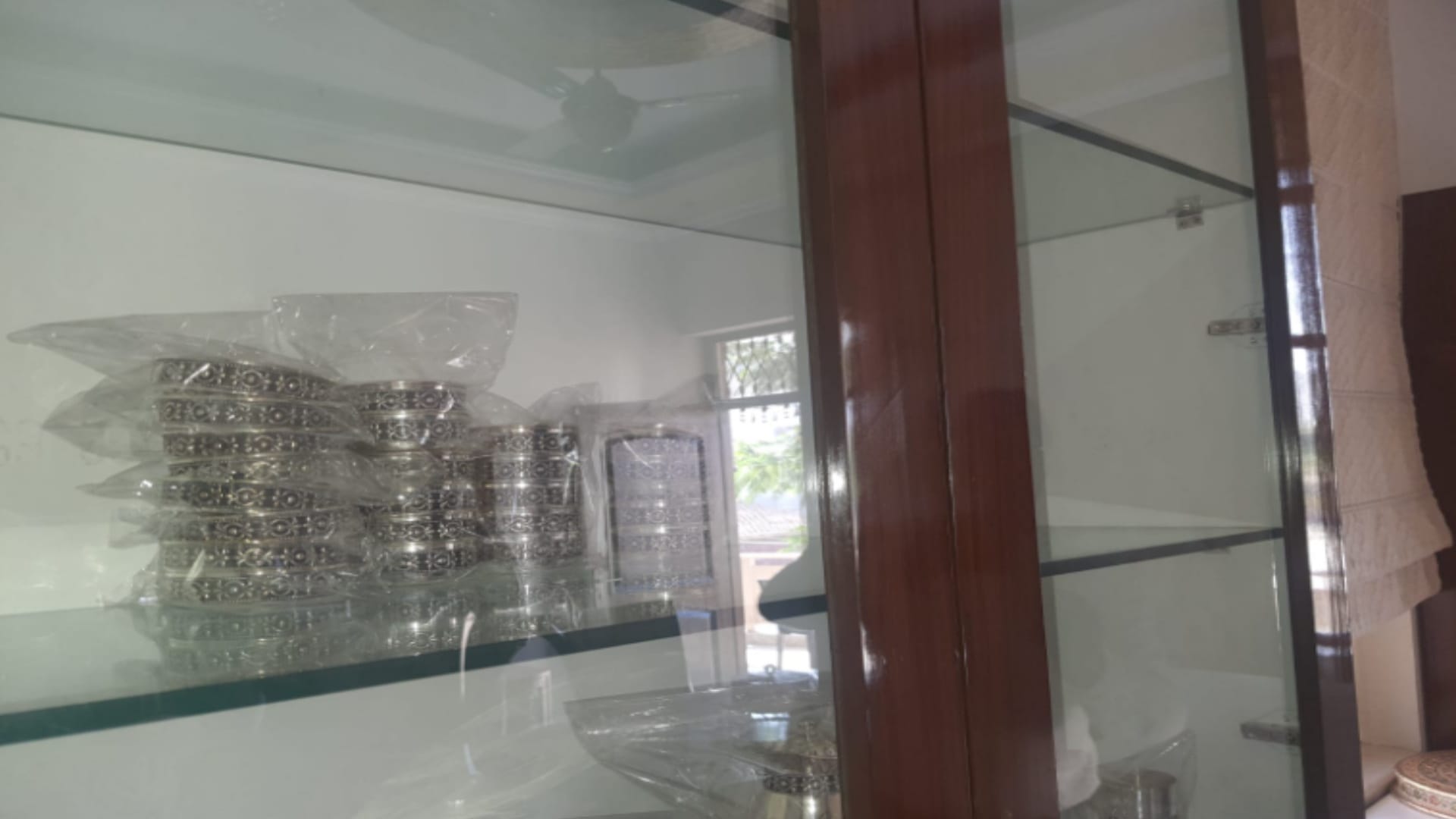 Rs 3015, a chain, five silver coins were found from Nepali Laxman