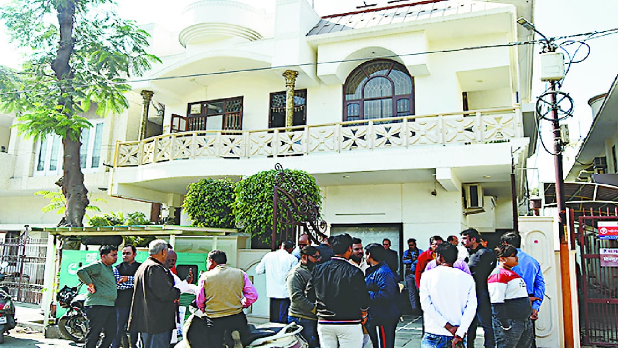 Rs 3015, a chain, five silver coins were found from Nepali Laxman