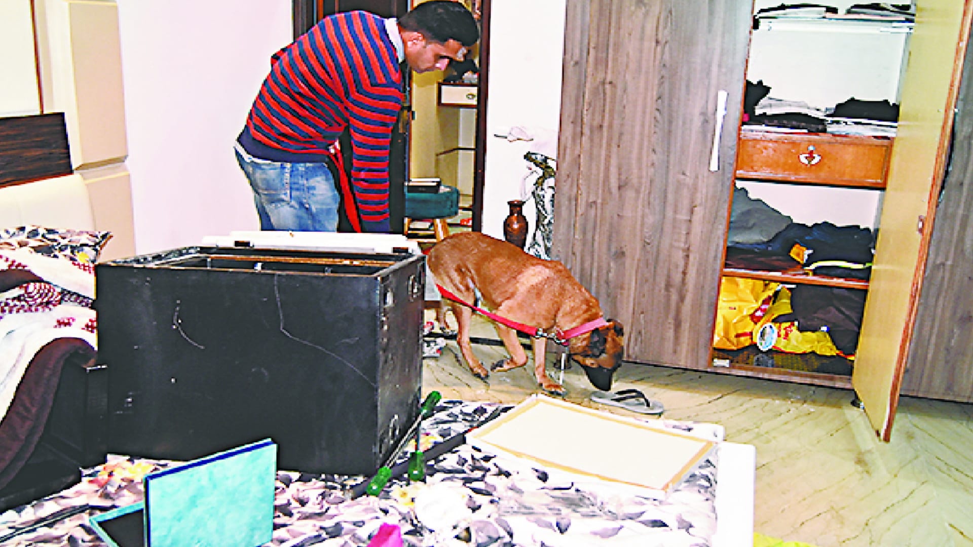 Nepali servent robbed eighty lakhs of Jwellry from Builders house in Meerut