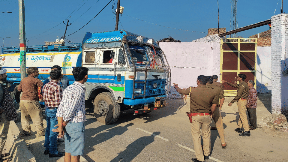 Police caught tanker on the information of diesel theft in agra