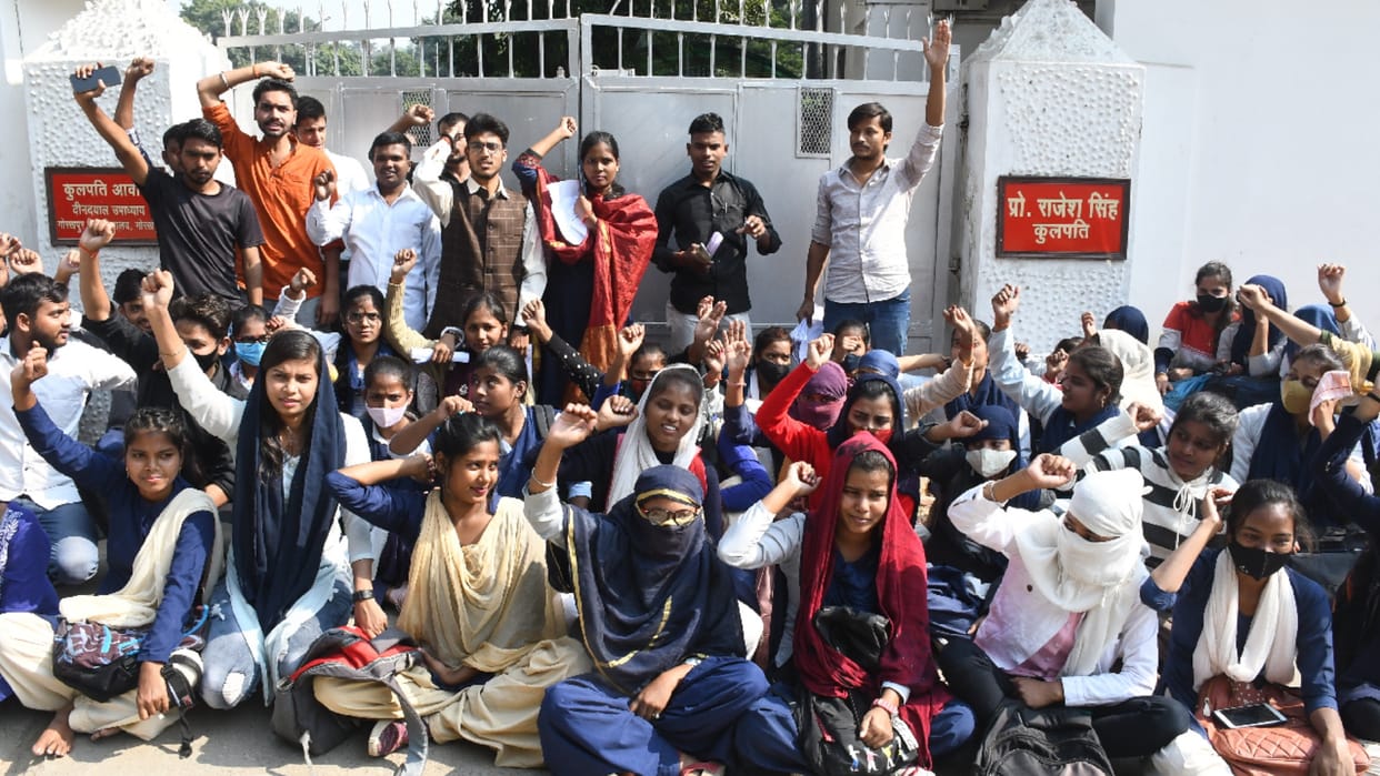 Students demonstrated regarding exam results and other problems