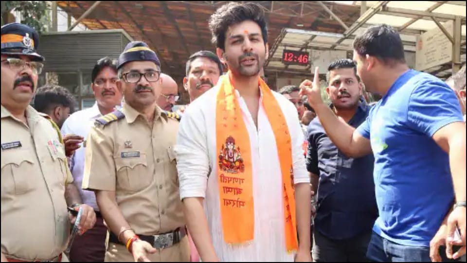 shehzada actor kartik aaryan visit siddhivinayak temple on his birthday photos viral on social media