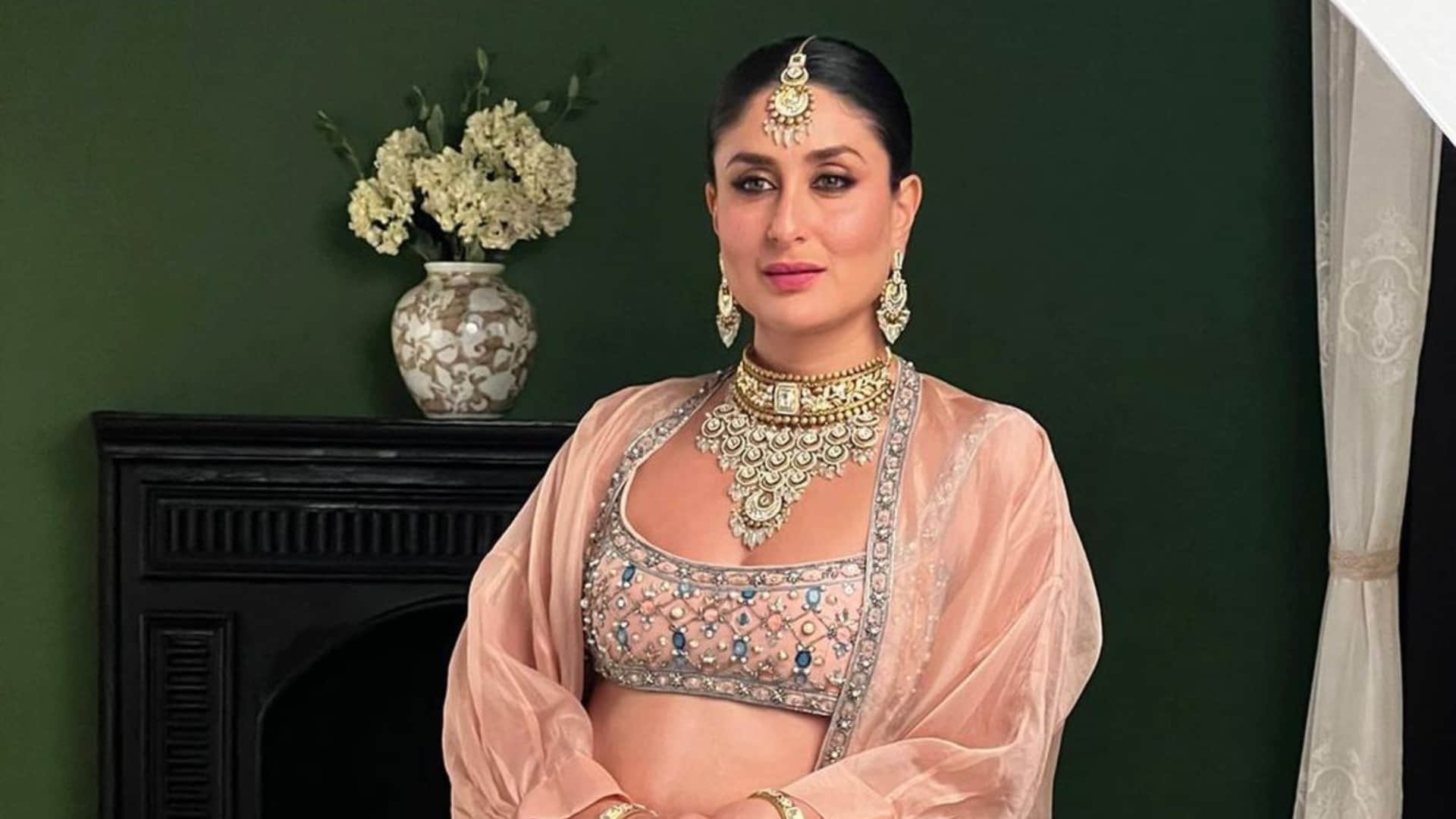 kareena kapoor ice blue lehenga perfect outfit for saheli ki shadi