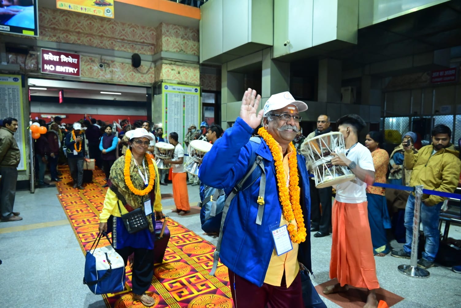 Kashi-Tamil Sangamam in pictures second team reached Varanasi entry on red carpet Vanakkam' with Damru-Dholak