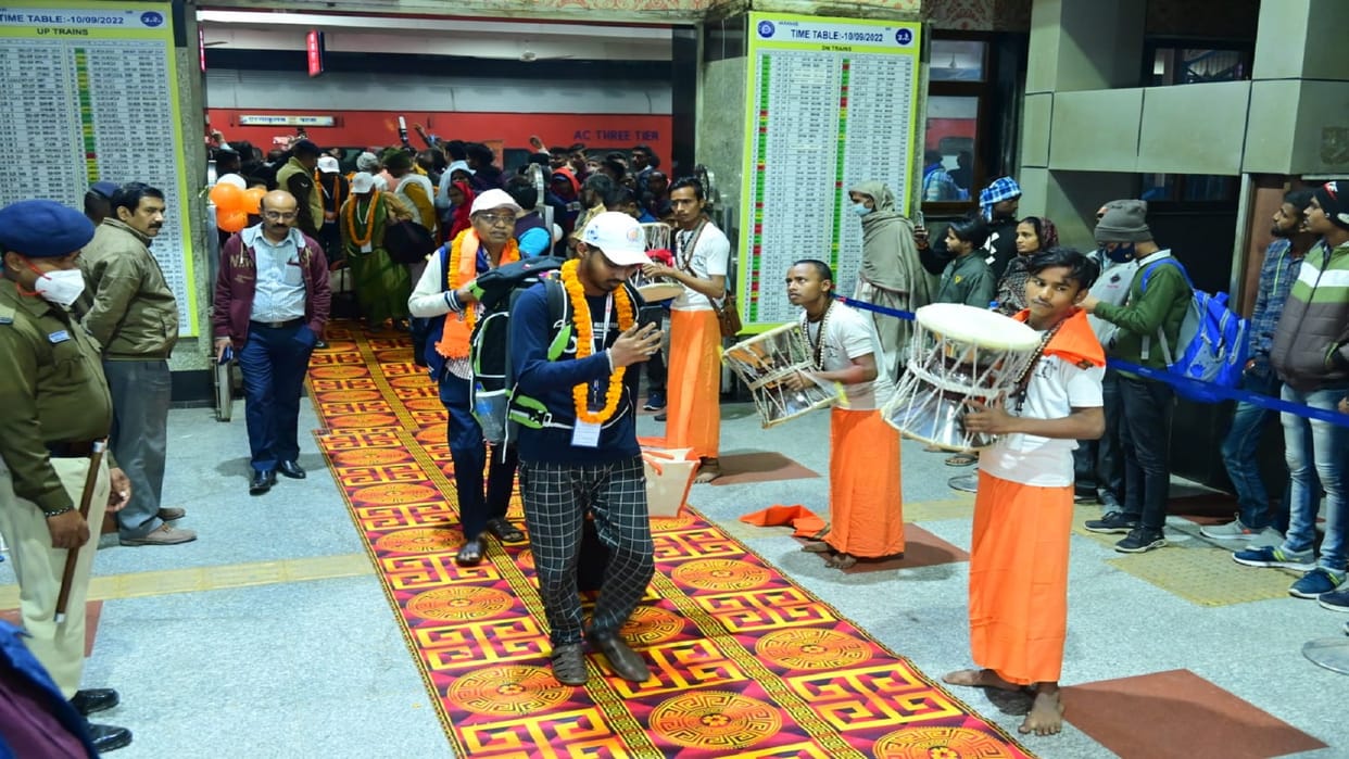 Kashi-Tamil Sangamam in pictures second team reached Varanasi entry on red carpet Vanakkam' with Damru-Dholak
