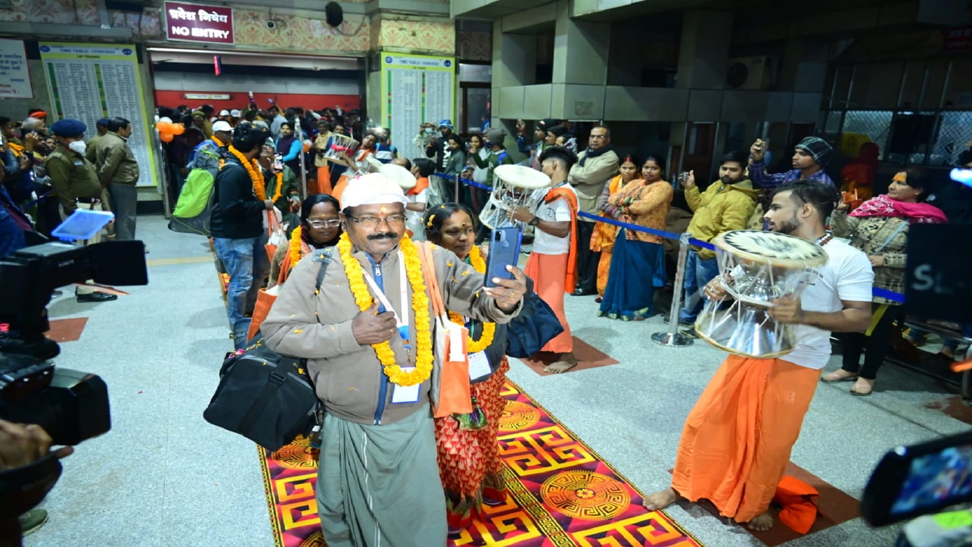 Kashi-Tamil Sangamam in pictures second team reached Varanasi entry on red carpet Vanakkam' with Damru-Dholak