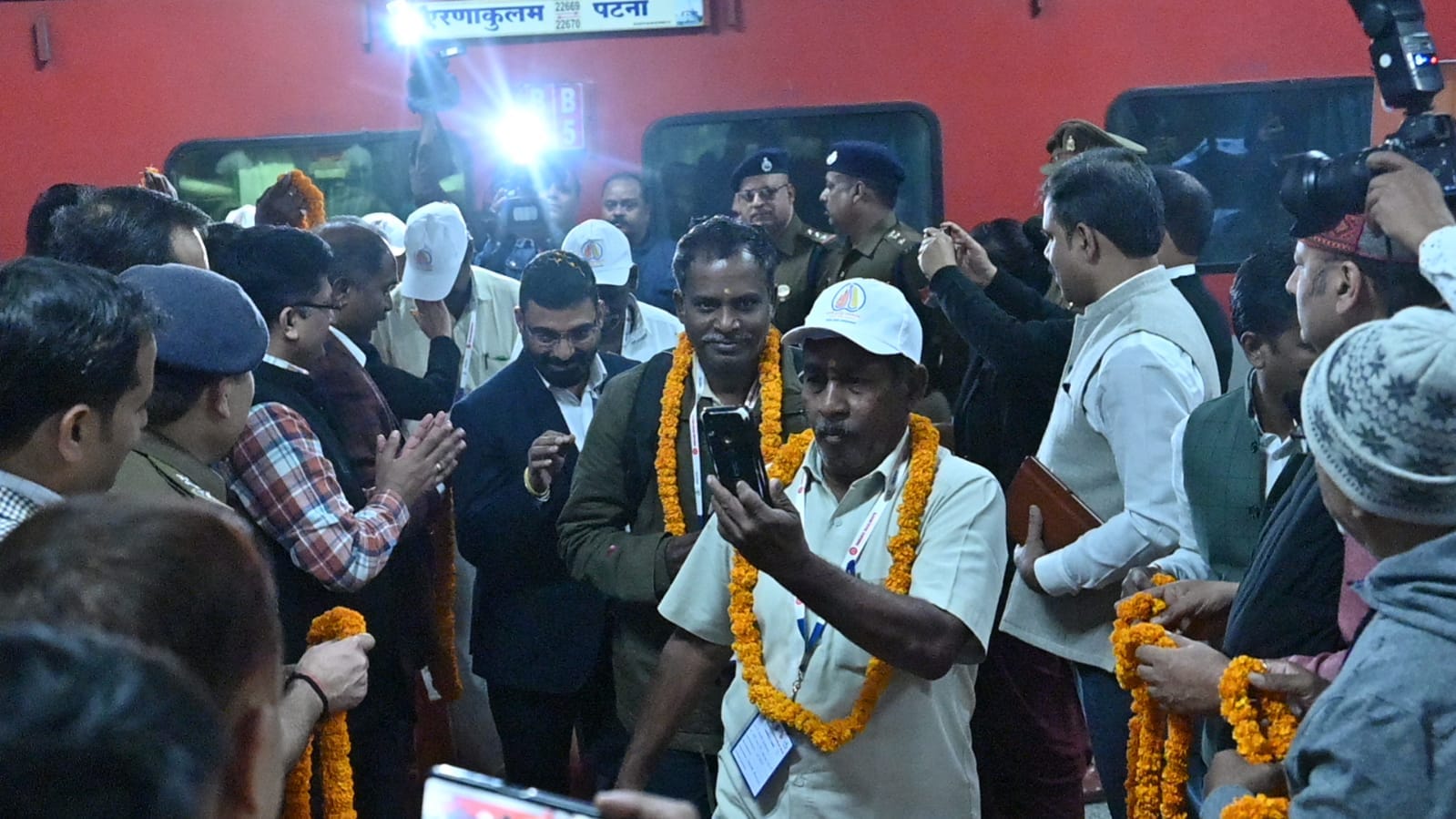 Kashi-Tamil Sangamam in pictures second team reached Varanasi entry on red carpet Vanakkam' with Damru-Dholak