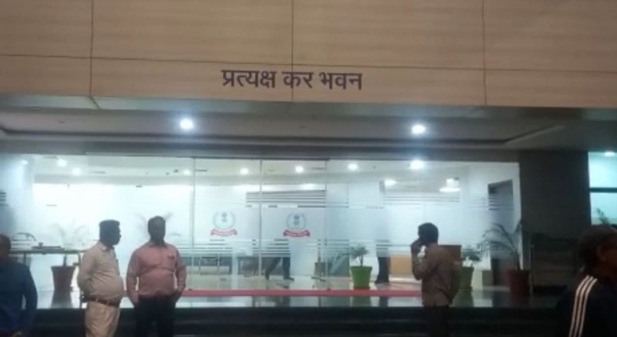 Lucknow Breaking: Special 26 team was getting ready in Lucknow Income Tax Office
