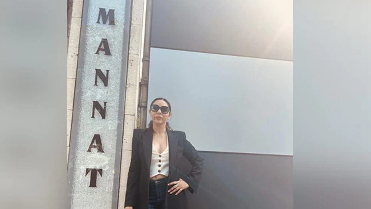 Shahrukh Khan Bungalow Mannat Name Plate not studded with Diamond Gauri Khan Reveals in her Social media Post