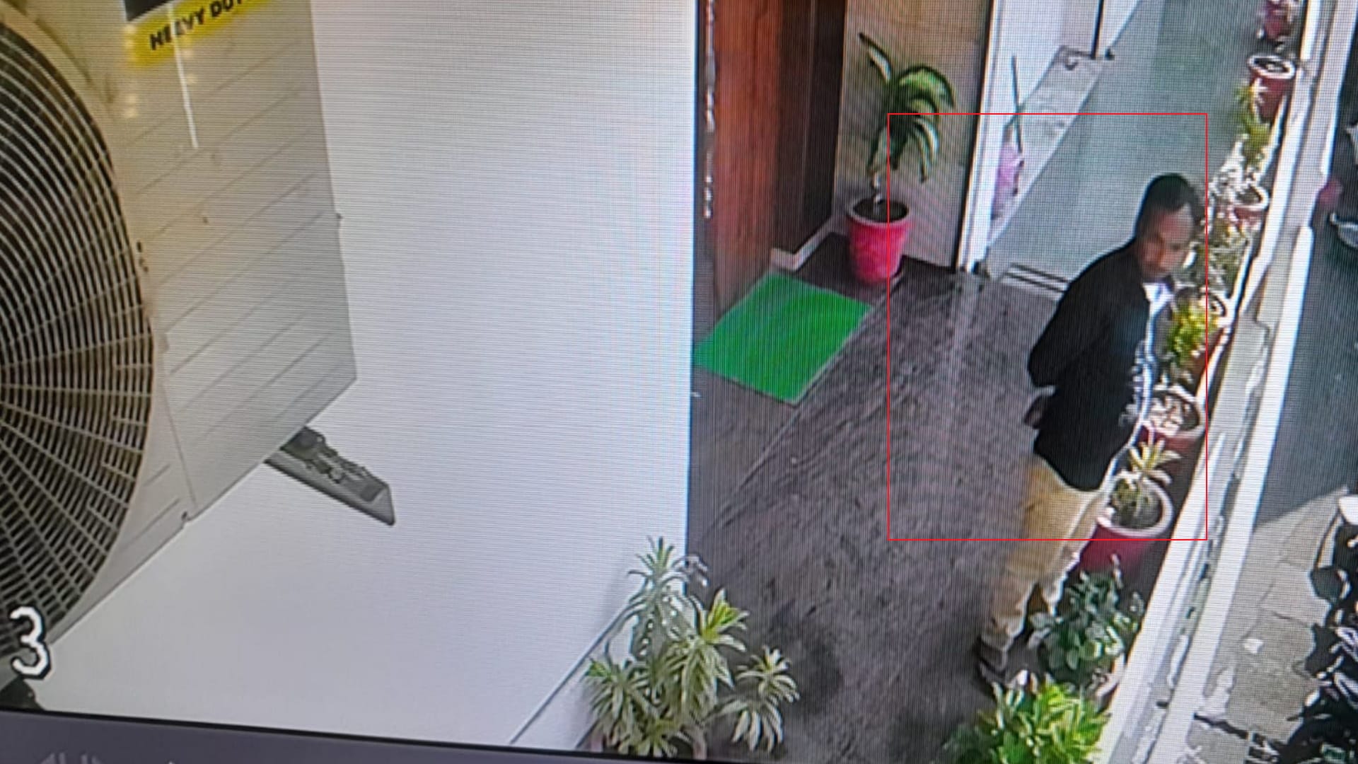 Meerut: Be careful, ervants are betraying, have committed many incidents, cost crores