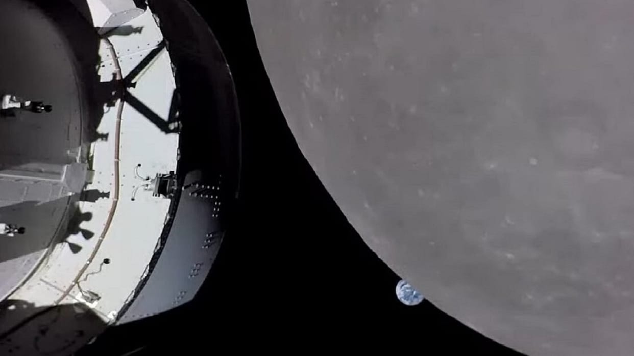 NASA: first time after Apollo mission, NASAs Orion capsule reached moon, sent first picture