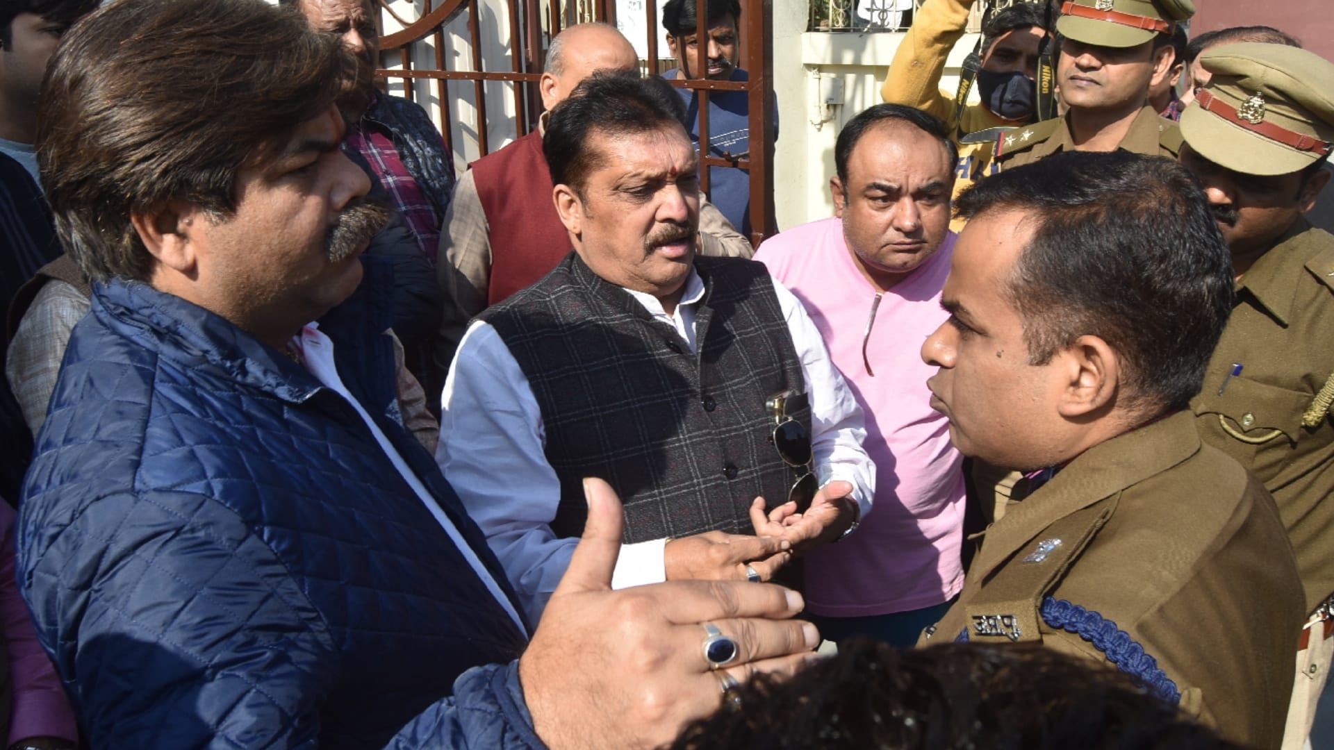 Meerut: Be careful, ervants are betraying, have committed many incidents, cost crores
