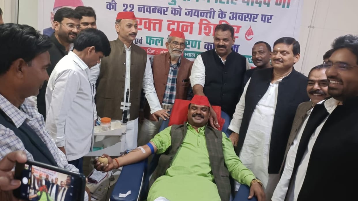 SP leaders celebrate the birth anniversary of Mulayam Singh.