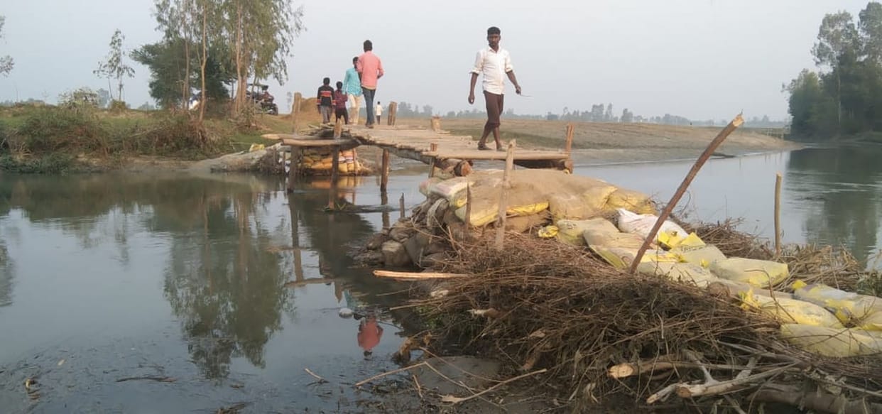 When defeated by the system, he himself made a wooden bridge over the river
