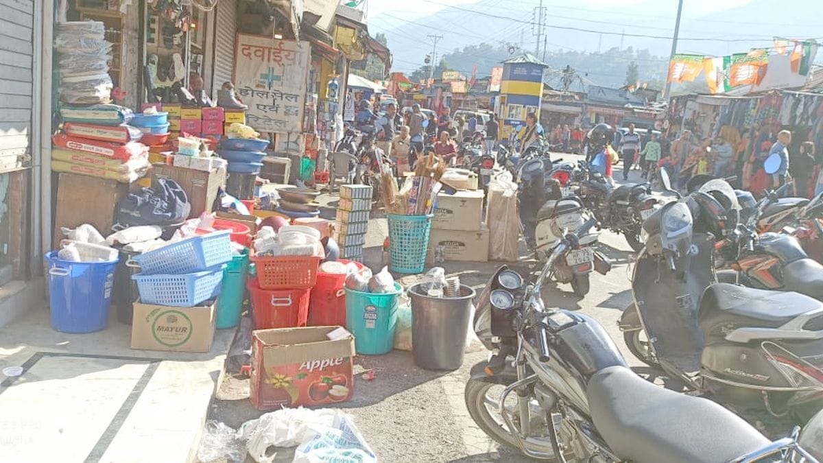 Goods were spread till the road, stools were also kept outside