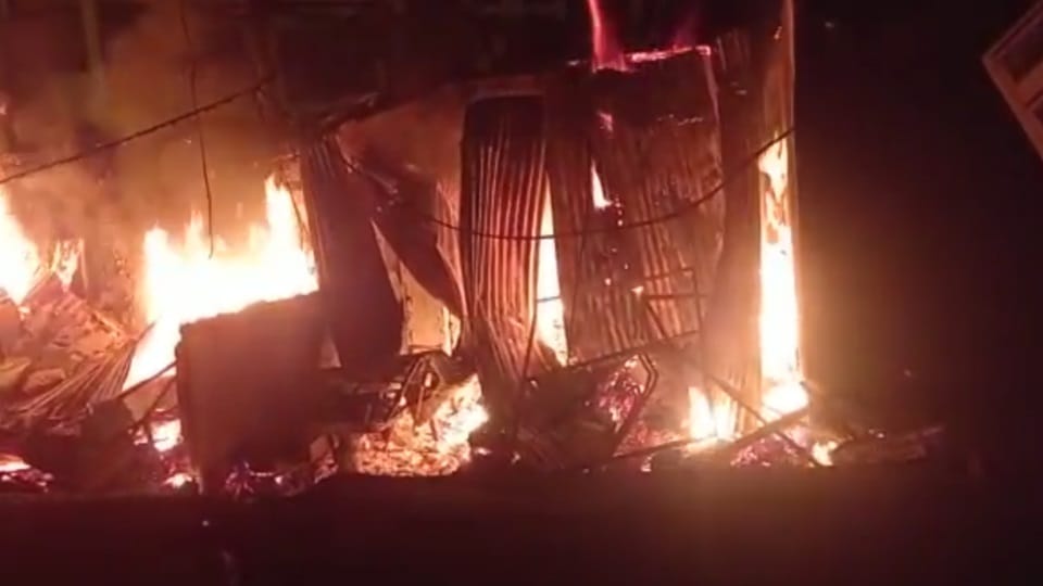 Pithoragarh: Fierce fire broke out in 14 shops of Gandhi Chowk late night in Dharchula