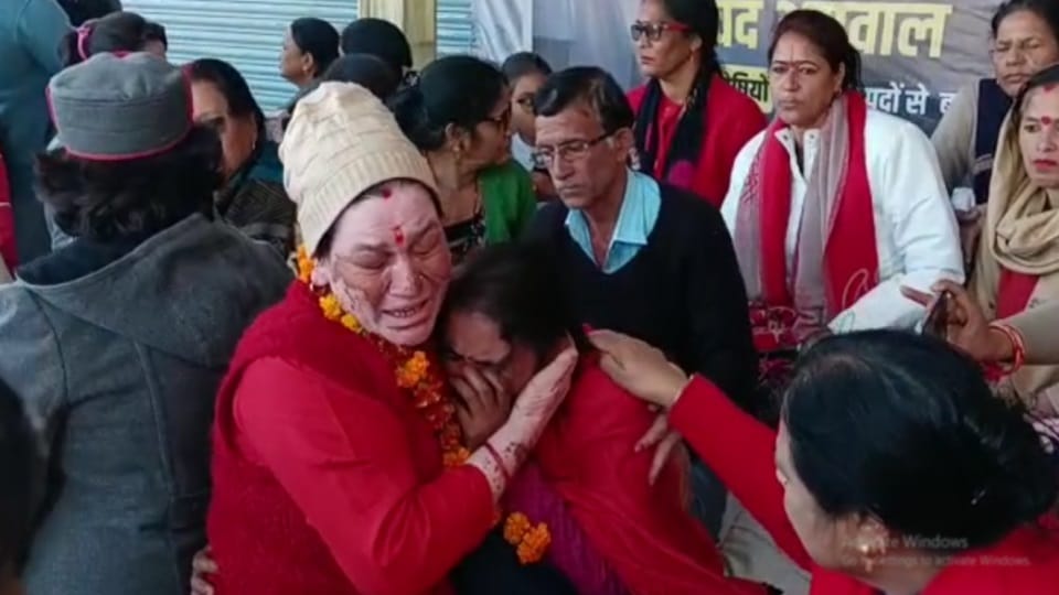 Ankita Bhandari Murder Case: Ankita Parents Protest in rishikesh mother crying badly